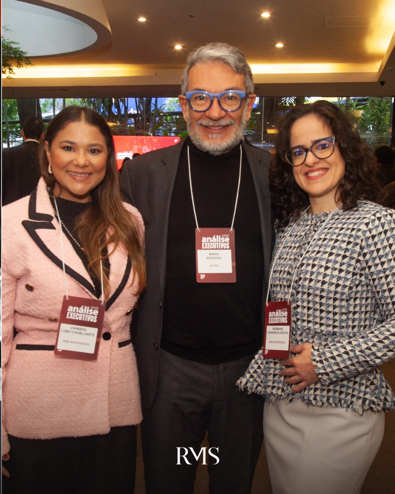Executivos recebendo premiação