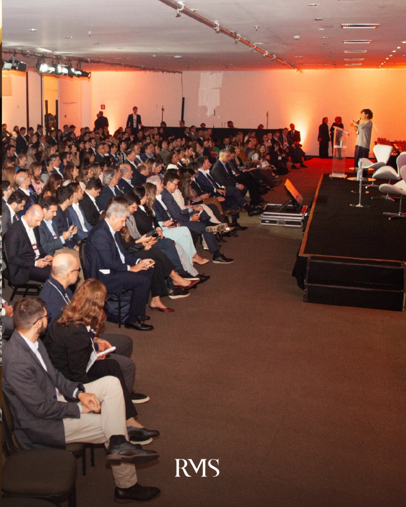 Executivos recebendo premiação