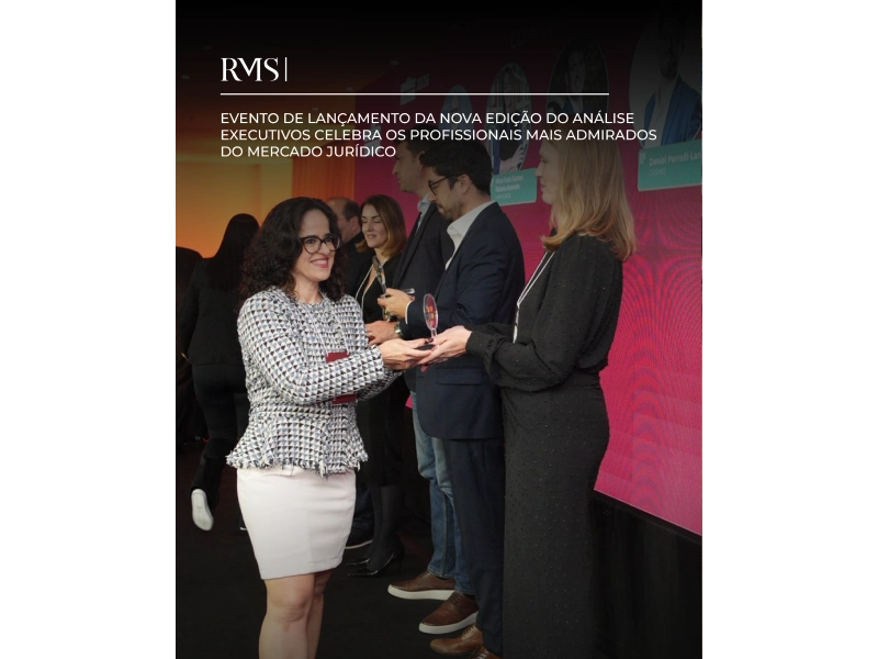 Executivos recebendo premiação